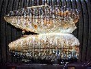 Рецепта Печена риба скумрия на скара (грил тиган) с гарнитура от печени картофи, лук и подправки на фурна